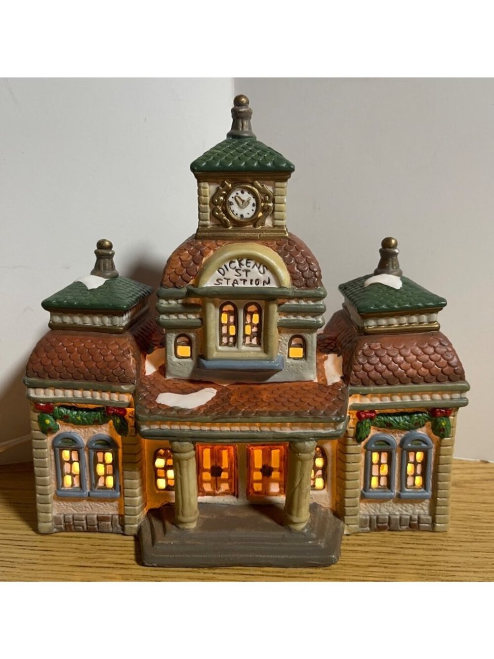 Dickens Street Station Light Up Holiday Village House Festive Ceramic Decor 1993